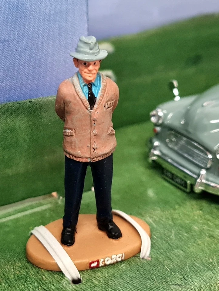 Corgi 1/43 Morris Minor Traveller + Figure TV Heartbeat Diecast Scale Model Car - Image 4 of 4