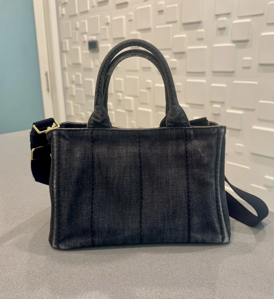 РАСПРОДАЖА! Подлинный Prada серый / белый холст маленький Канапа логотип через плечо сумка с короткими ручками - Изображение 2 из 4