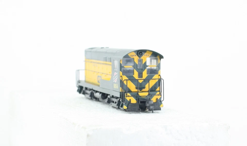 HO Walthers 932-1313 Chicago & North Western Fairbanks-Morse H10-44 Switcher - Image 3 of 4