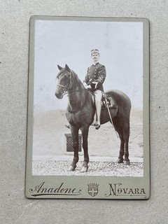 T) Foto militare cartonata 17x11 periodo umbertino cavallo fanteria Novara