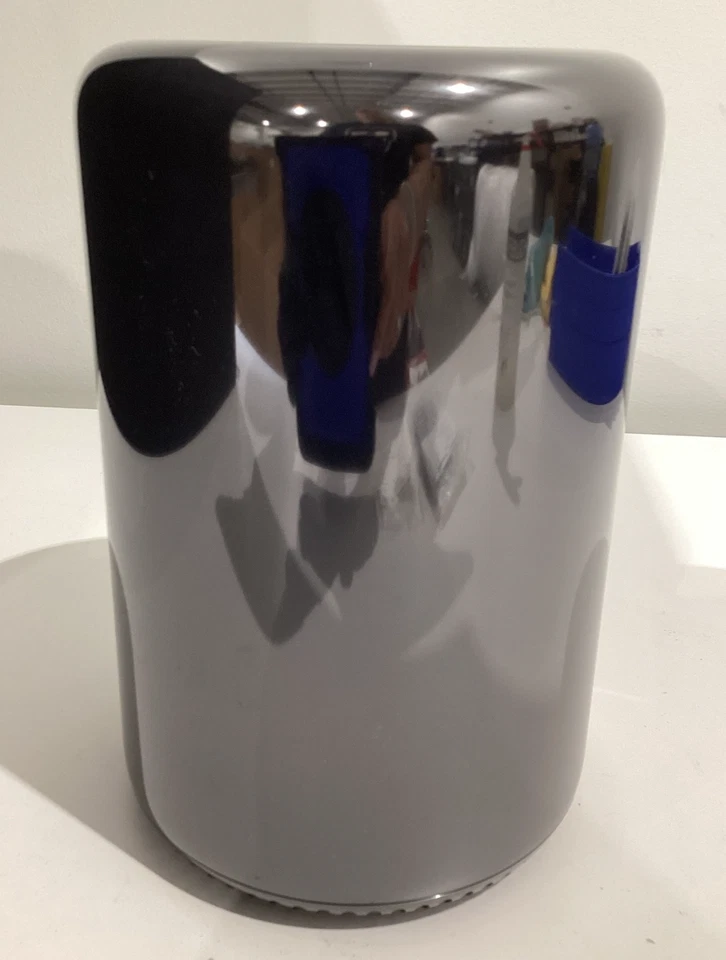 Apple Mac Pro Late 2013 3.7Ghz Quad-core 32GB RAM 256GB SSD AMD Firepro D300 - Image 2 of 2