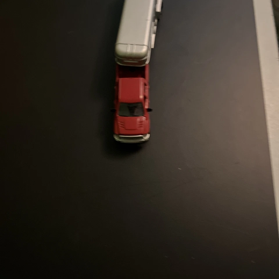 Dodge RAM 3500 BigHorn Ertl 1/64 rojo con remolque para caballos cuello de cisne suelto. Usado  Foto 2 de 4