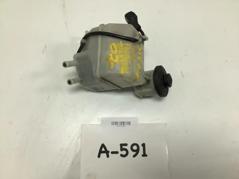 2007 TOYOTA SIENNA BRAKE MASTER CYLINDER FLUID RESERVOIR OEM+ - Image 4 of 4