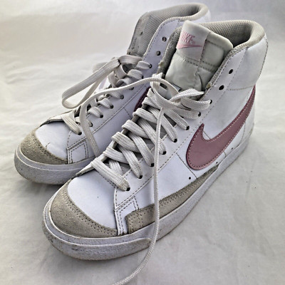  Nike Blazer Mid 77 Junior ist ein trendiger weißer Sneaker Gr. UK 4,5