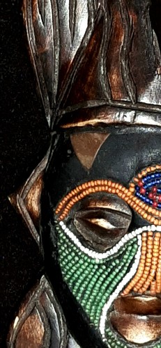 AFRICAN TRIBAL MASK Ghana PIER ONE Wooden Inlay Metal Beads 9.5” hand carved - 第 2/9 張圖片