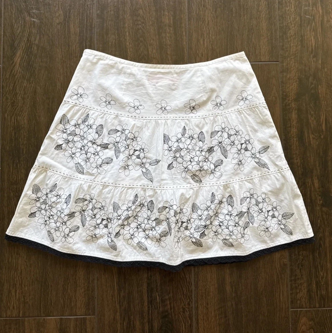 Embroidered Flowers White&Black Skirt Size 10 Romantic Preppy Summer Cotton