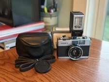 🔥 Vintage Yashica 35-ME - 2.8 / 38mm Lens - 35mm Camera W/Flash And Case Clean