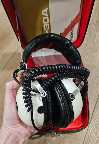 Vintage Pioneer SE-30A Headphones w/ Case and Manual (Tested, Works, BROKEN TAB) - Picture 3 of 23