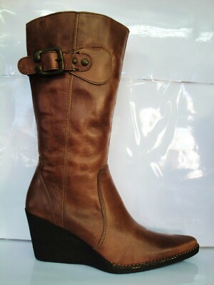 Botas de piel marrón con cuña alta de crepé o caucho de 8 cm marca Yokono