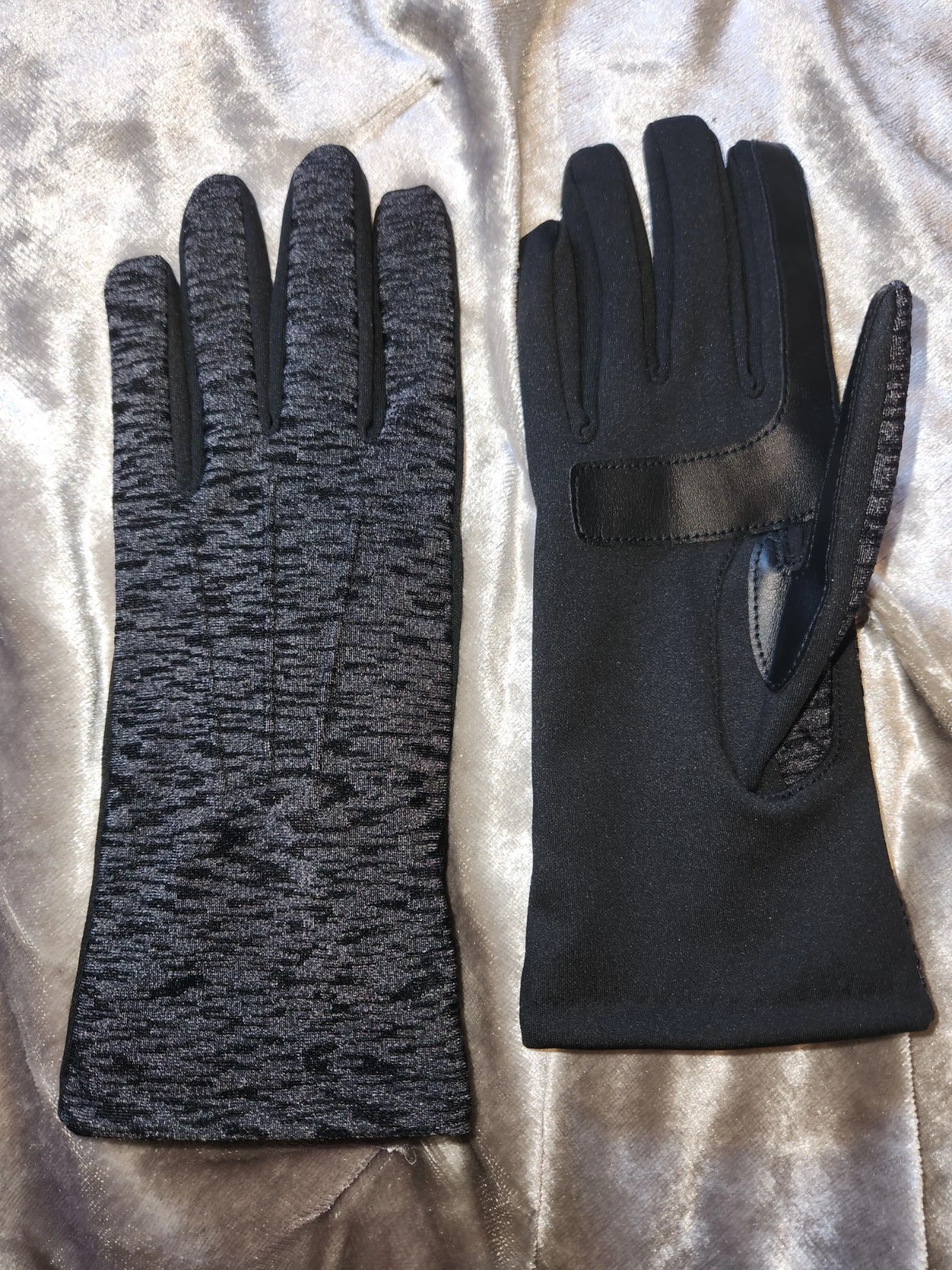 NEW L/XL SmarTouch by Isotoner-Charcoal Gloves,Tech Enabled,Fall,Winter