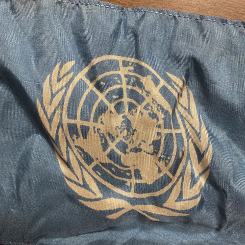 "Bandera de tela mini palo vintage de NACIONES UNIDAS con poste de madera de 10 5/8"" A9" - Imagen 3 de 22