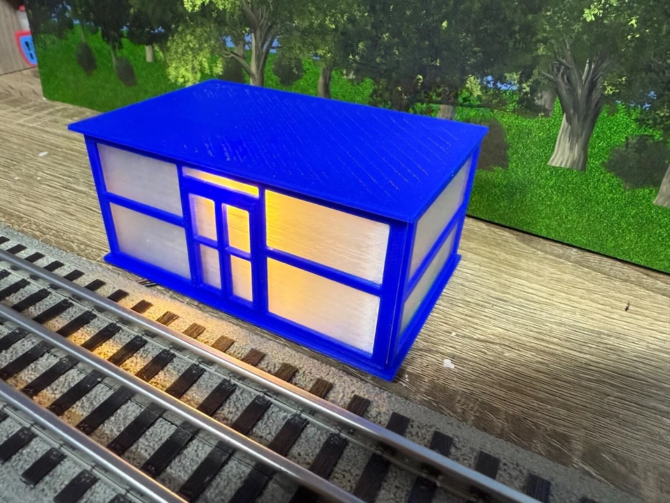O Scale Small Passenger Station Trolley or Bus Shelter - Builtup and Lighted - Image 2 of 4