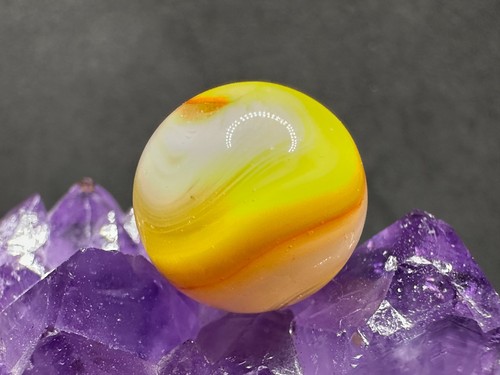 WONDERFUL Vintage Akro Agate POPEYE Corkscrew Marble - Yellow & Red - .63" WET! - Picture 4 of 7