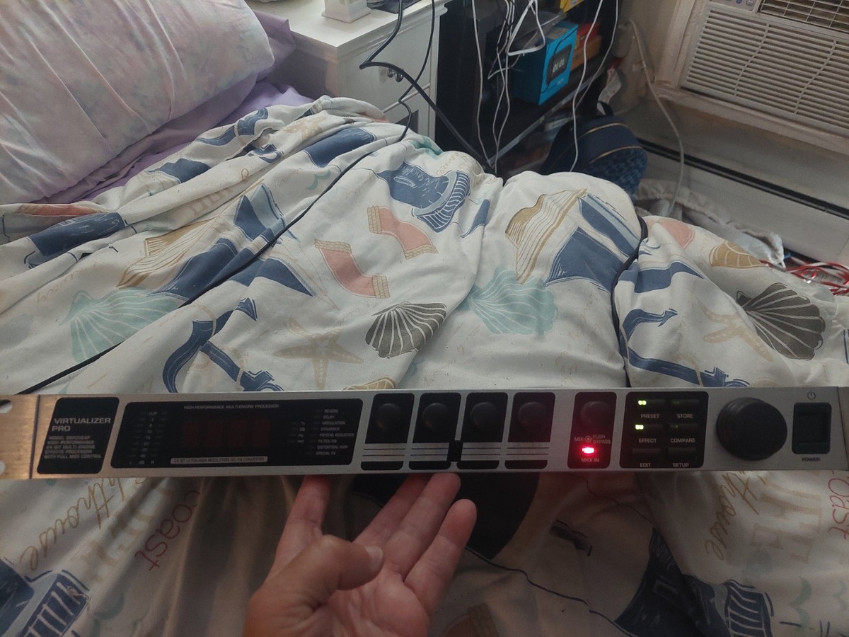 Behringer Virtualizer Pro DSP2024P Multi-Engine Effects Processor