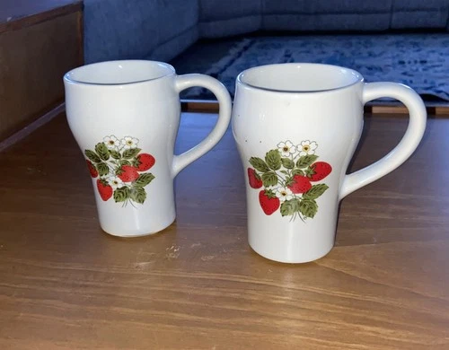 Set Of 2 Vintage McCoy Pottery Strawberry Country Tall Soda Mugs 5” Rare