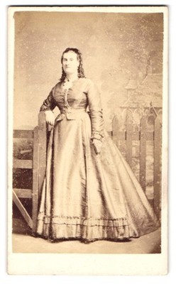 Fotografie Stuart Brothers, Knightsbridge, 47 Brompton Road, englische Lady im  