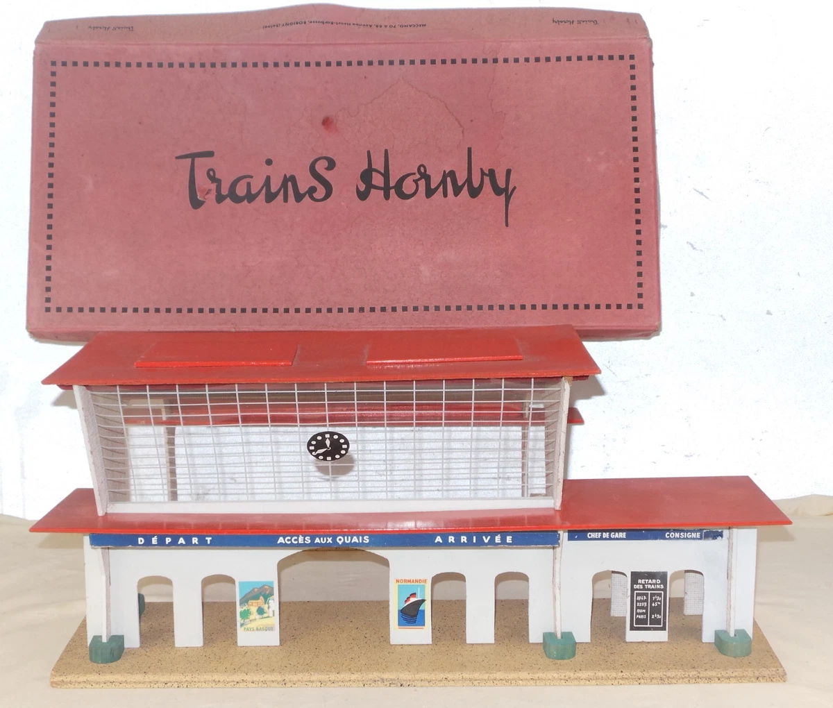 Ancien passage à niveau HORNBY MECCANO tôle avec maison garde barrière