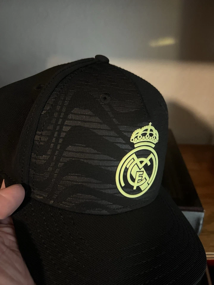 Real Madrid Hombre Gorra Negra Club Fútbol Kit Mercancía Sombrero Ajustable Foto 2 de 4