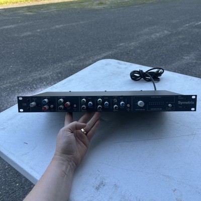 Symetrix 528 (Vocal Processor / Channel Strip Powers On