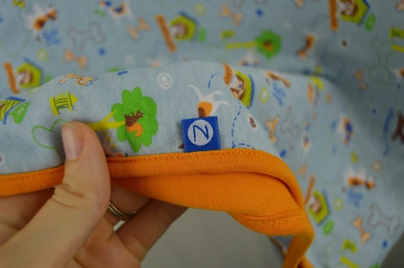 Manta para bebé Zutano cachorro perro azul naranja casa para perros hueso buscar sentarse permanecer seguridad Foto 4 de 4