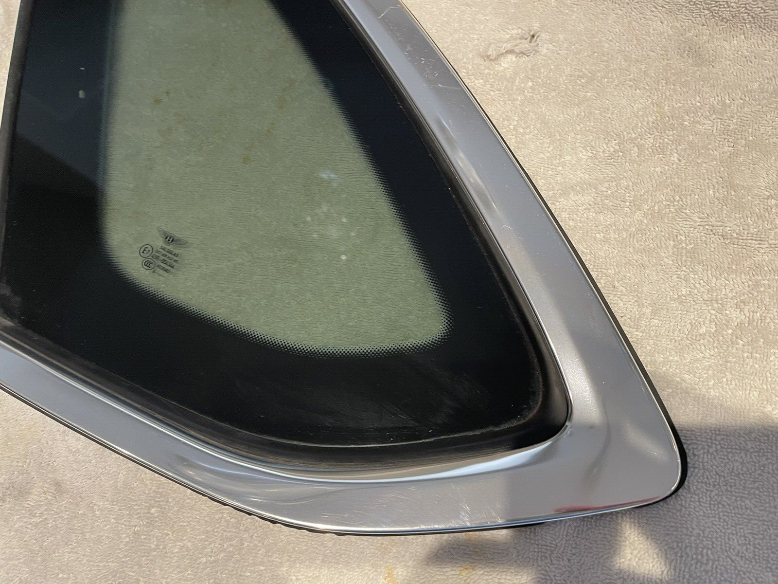 2016-20 BENTLEY BENTAYGA REAR LEFT GLASS QUARTER VENT WINDOW CORNER PANEL TRIM
