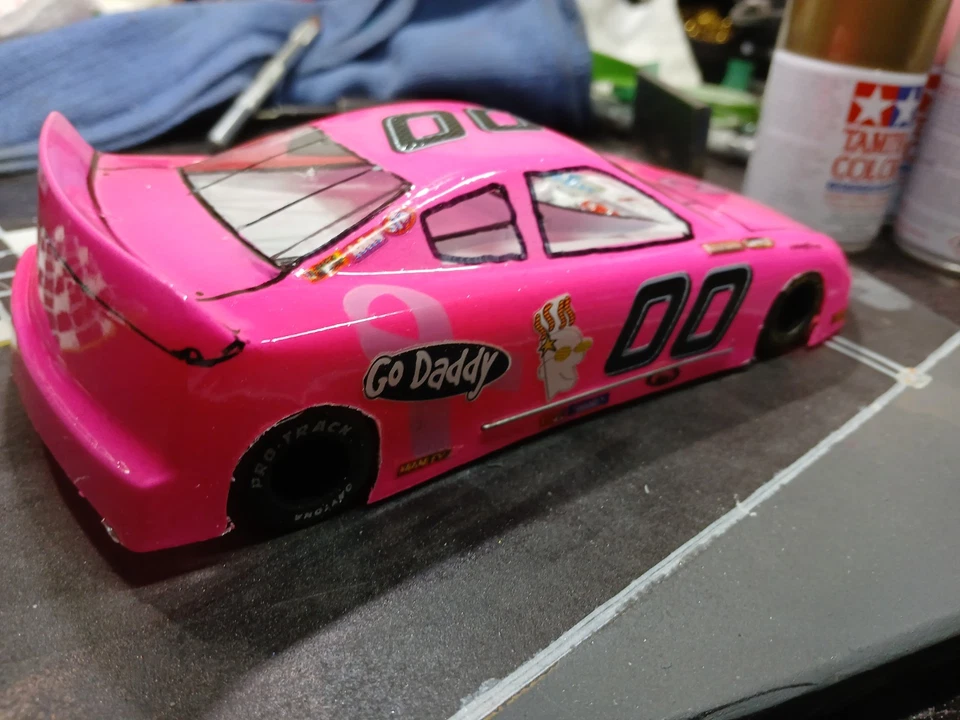 Coche tragamonedas de carreras de 4 1/2 pulgadas con advertencia sobre el cáncer de mama, librea Go Daddy. Foto 3 de 4