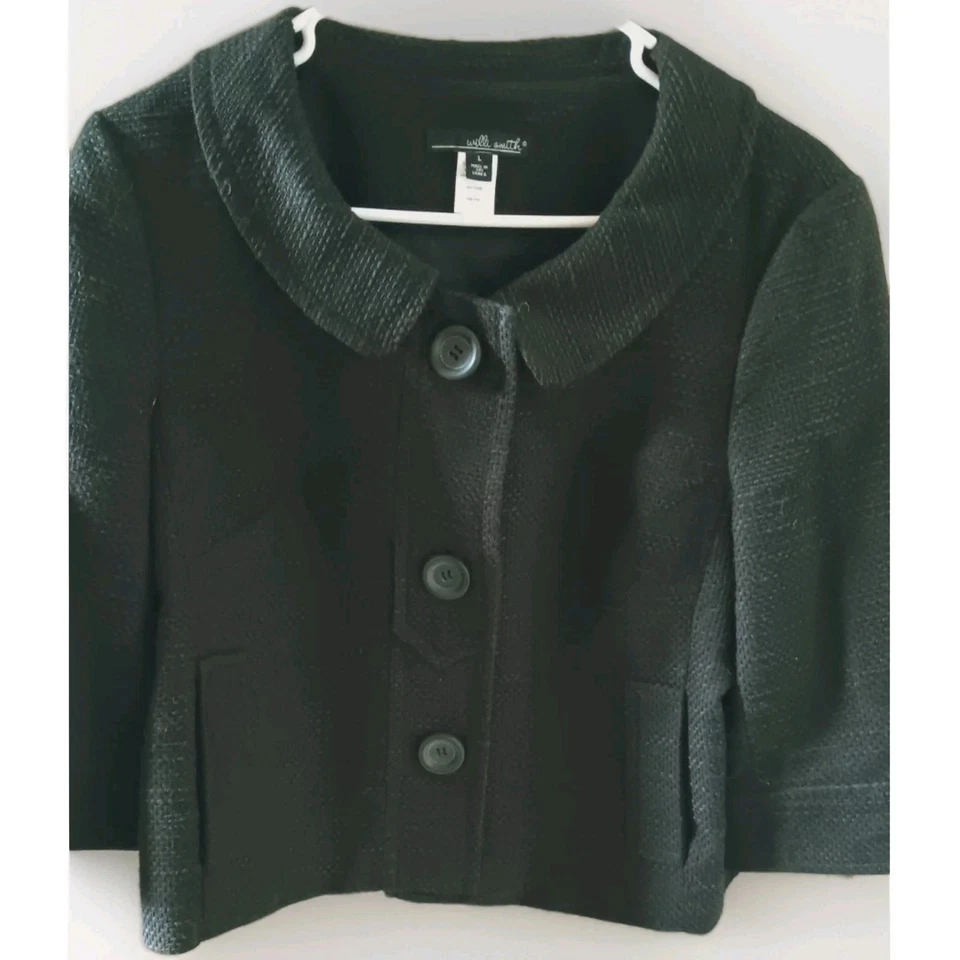 Blazer corto para mujer Willi Smith manga 3/4 negro talla grande. Botones grandes  Foto 3 de 4