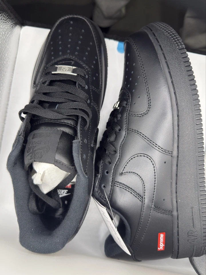 Supreme x Nike Air Force 1 logotipo de caja baja - negro Foto 2 de 4