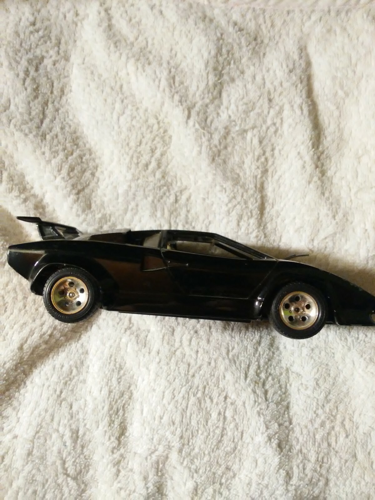 BURAGO LAMBORGHINI COUNTACH 1988 MADE ITALY 124