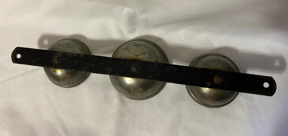 Antiguo carro CAMPANAS DE TRINEO latón triple clapper correa de metal tienda general Foto 2 de 4