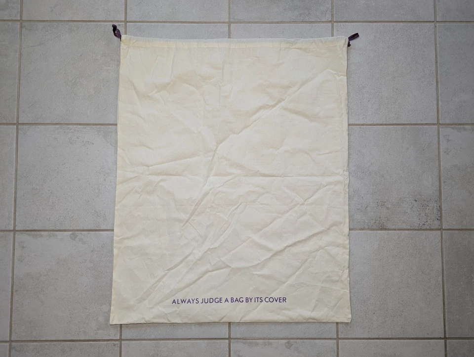 "Bolsa antipolvo Ted Baker con cordón grande 32"" x 26""" Foto 4 de 4