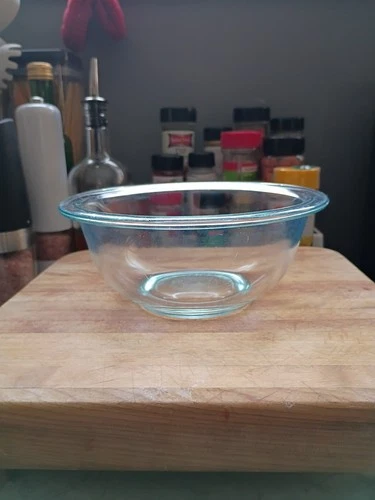 Small pyrex mixing/nesting  bowl