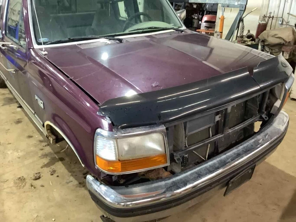 Used Front Bumper Assembly Front fits: 1994 Ford F150 PICKUP chrome w/rub strips Foto 2 de 4