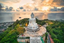 Wandbild: Erhöhte Ansicht des Big Buddha am Abend verschiedene Farben des [...]