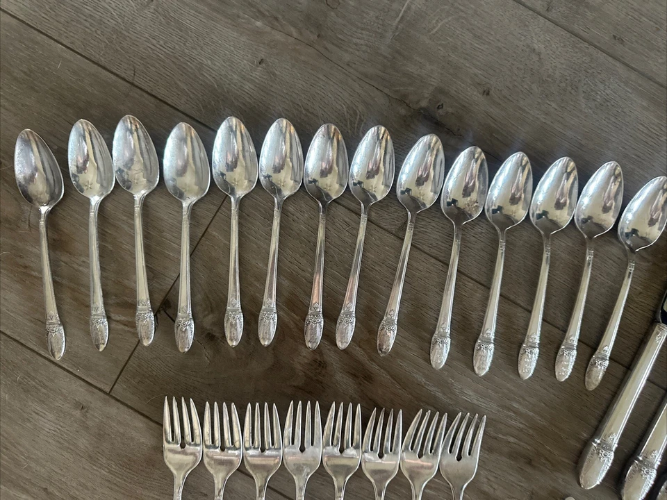 Juego de cubiertos 46 piezas plateados de Rogers, patrón First Love. Monograma M, SRV 8 Foto 2 de 4