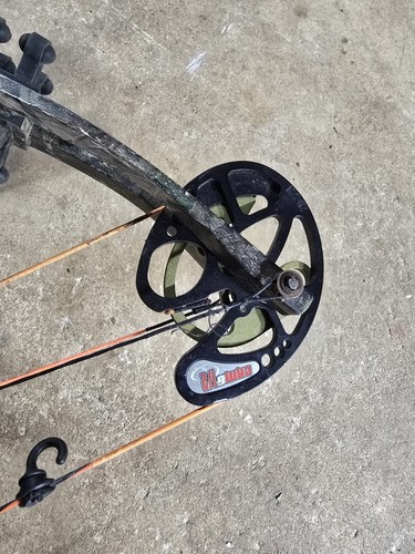 Hoyt Sabertec Compound Bow - Picture 7 of 9