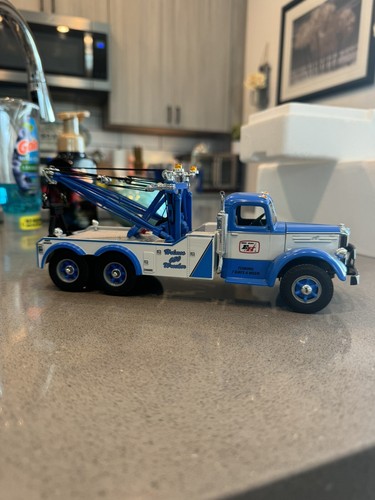1st gear 1/34 mack Tow Truck - Picture 4 of 5