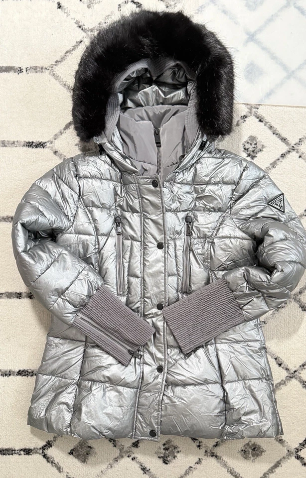 Jaqueta de inverno feminina GUESS cinza com capuz acolchoada com zíper frontal, tamanho M - Imagem 3 de 4