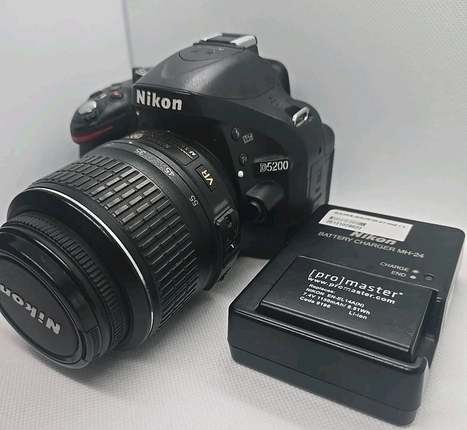 Paquete de cámara réflex digital Nikon D5200 lente 18-55 DX VR, 2 baterías, cargador digital Foto 2 de 4