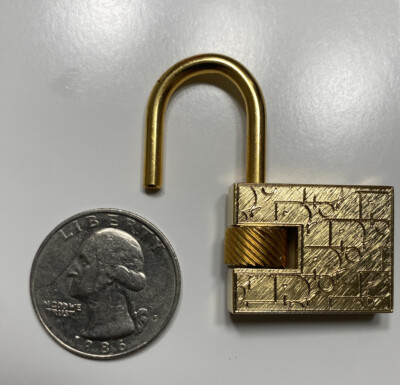 Christian Dior ロック型キーホルダー Vtg CHRISTIAN DIOR Monogram Keyless Screw Padlock Pendant Key