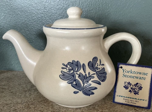 Pfaltzgraff YORKTOWNE Stoneware TEA POT Teapot 7-550 Old Castle mark. NEW