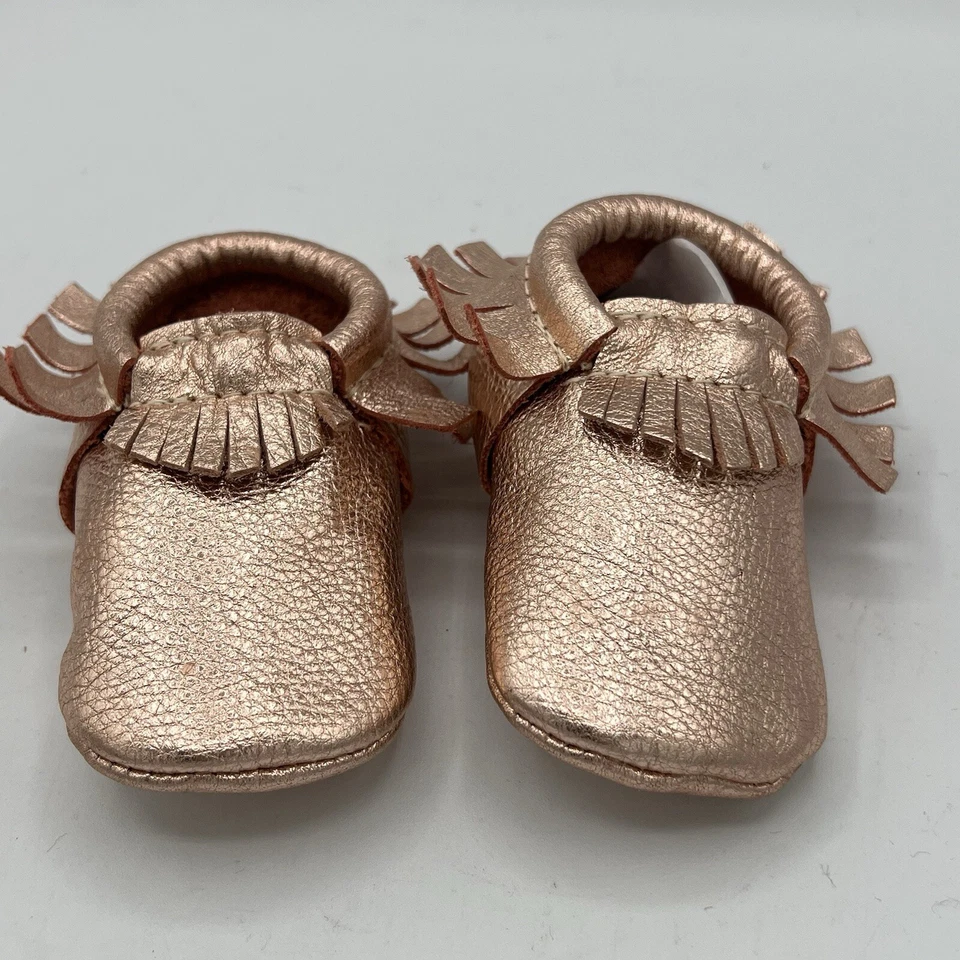 新鲜挑选婴儿莫卡辛玫瑰金金属条纹皮革幼儿尺寸 3 二手状况完好 — 第 2/4 张图片