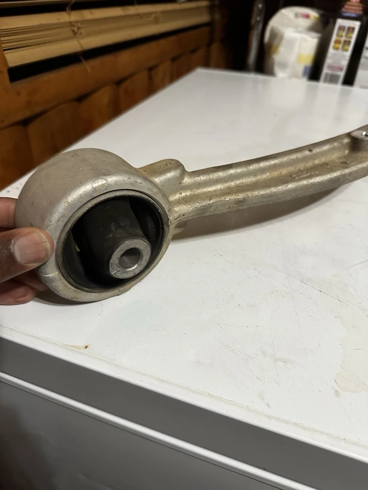 Brazo de control delantero superior derecho fabricante de equipos originales Hyundai Equus Signature 2016 Foto 4 de 4