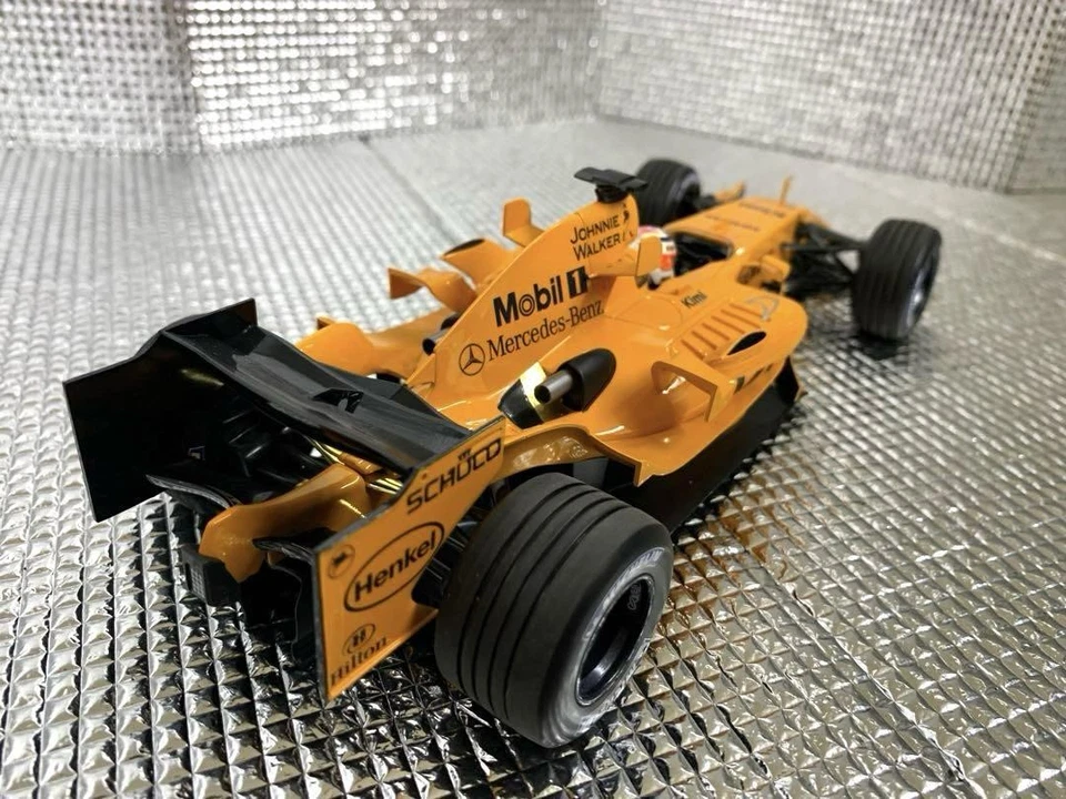 Minichamps 1/18 McLaren Mercedes MP4-21 2006 Test Car Kimi Raikkonen - Image 4 of 4