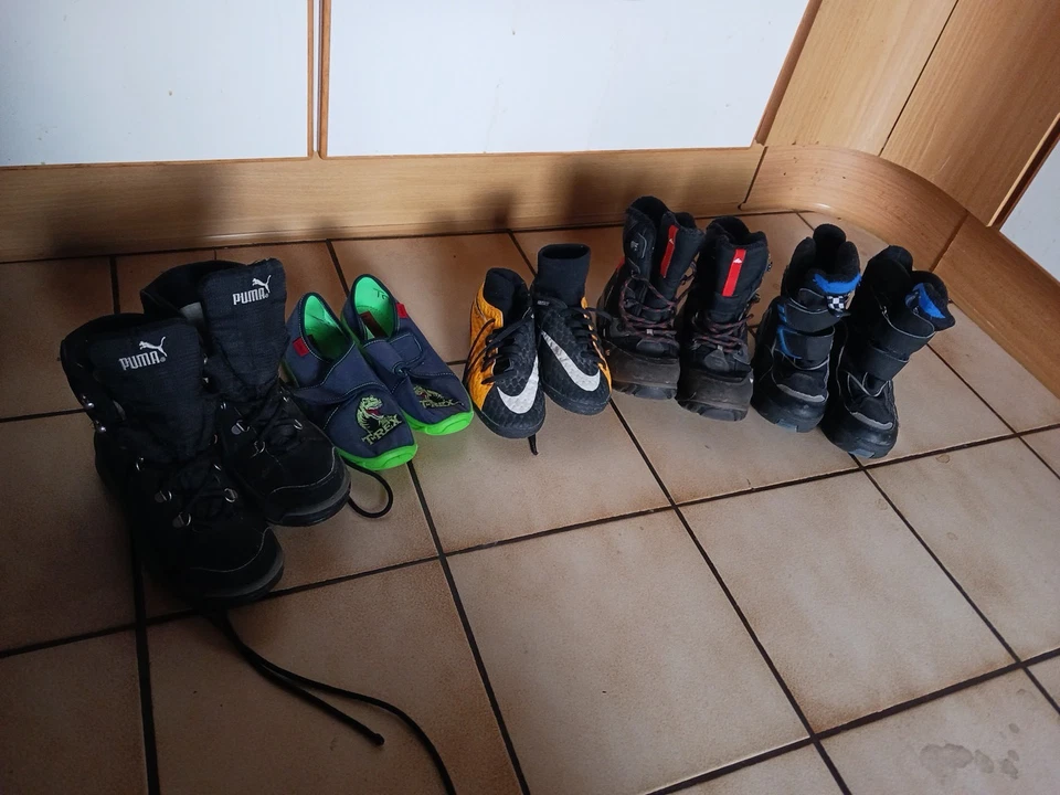Jungen Schuhpaket, Gr. 34/35 Hausschuhe,halbstiefel,hallen Fussball Nike Hypver - Bild 1 von 4