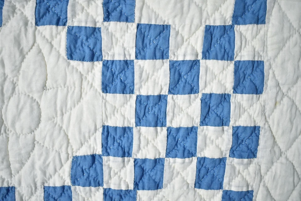 Colcha de berço antiga corrente irlandesa azul e branca vintage dos anos 30! - Imagem 4 de 4