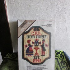 Vtg 1983 Caron Zatrzask Hak Dywan / Zestaw wiszący na ścianie. 20" x 27". # K3410. "Nasz dom"