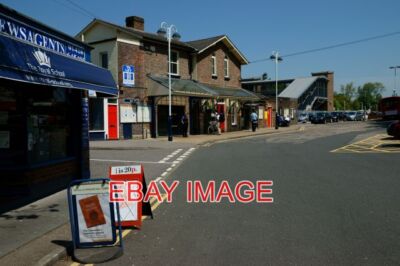 FOTO HASLEMERE BAHNHOF SURREY GESEHEN AN EINEM WOLKENLOSEN FRÜHEN NACHMITTAG AUF W