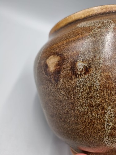 A Studio Pottery Footed Bulb Vase. Unmarked, VGC. - Picture 10 of 12