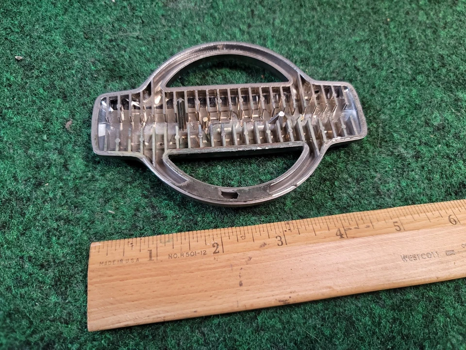 Nissan Pathfinder 1999 2000 2001 emblema de parrilla delantera 62890-2W300 OEM 2M4 Foto 4 de 4